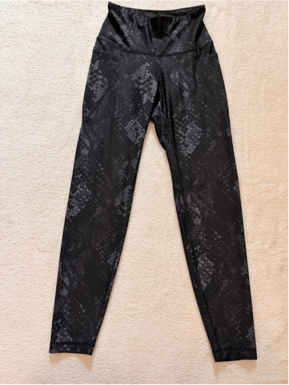 Old Navy Active Leggings Size S Black Grey Snake Print